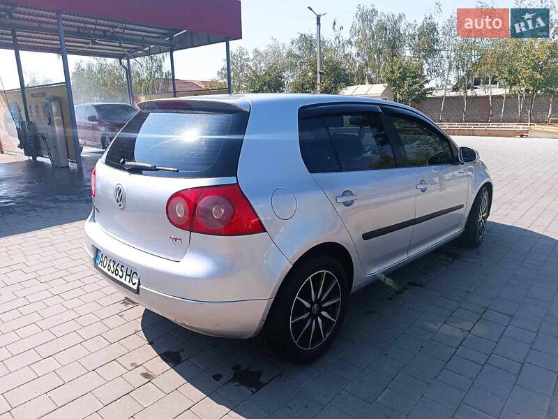 Хэтчбек Volkswagen Golf 2004 в Виноградове