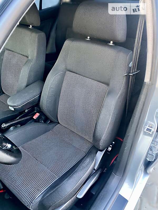 Хэтчбек Volkswagen Golf 2001 в Дрогобыче