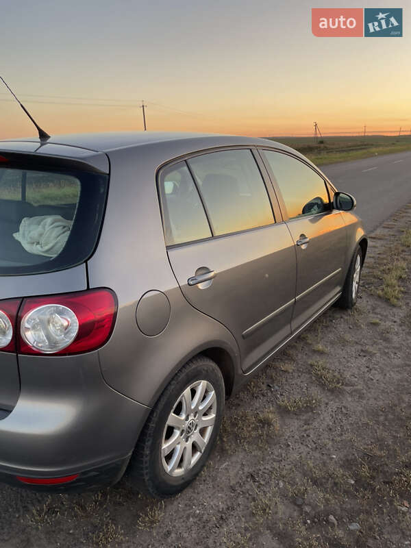 Хетчбек Volkswagen Golf 2005 в Сокалі