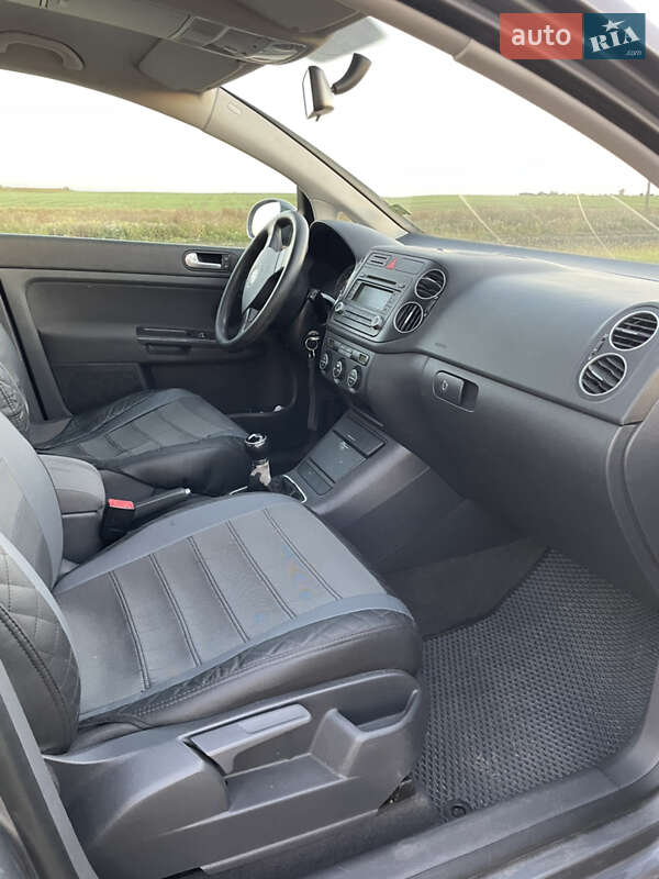 Хетчбек Volkswagen Golf 2005 в Сокалі