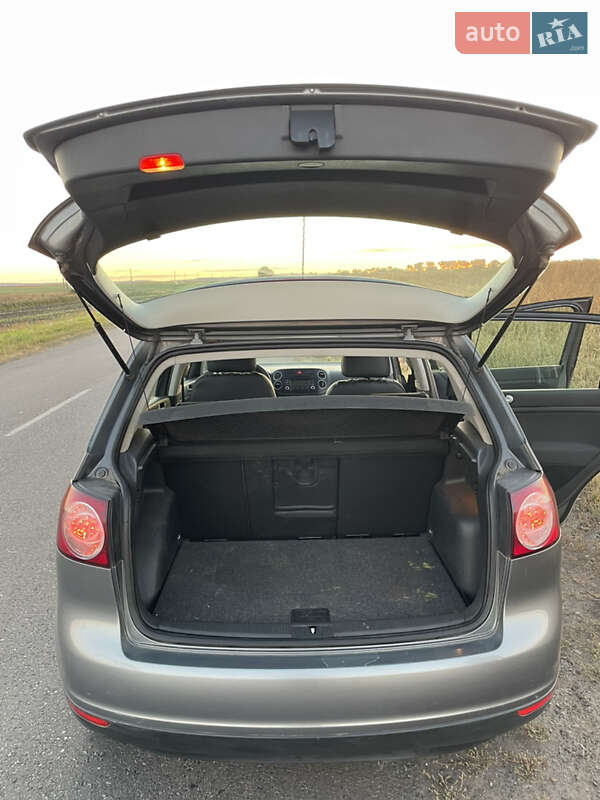 Хетчбек Volkswagen Golf 2005 в Сокалі