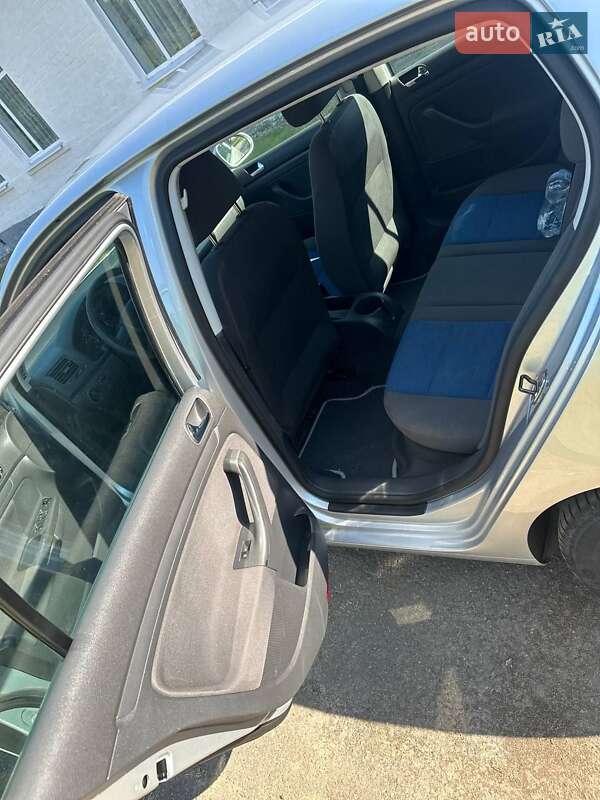 Хэтчбек Volkswagen Golf 2004 в Новомосковске