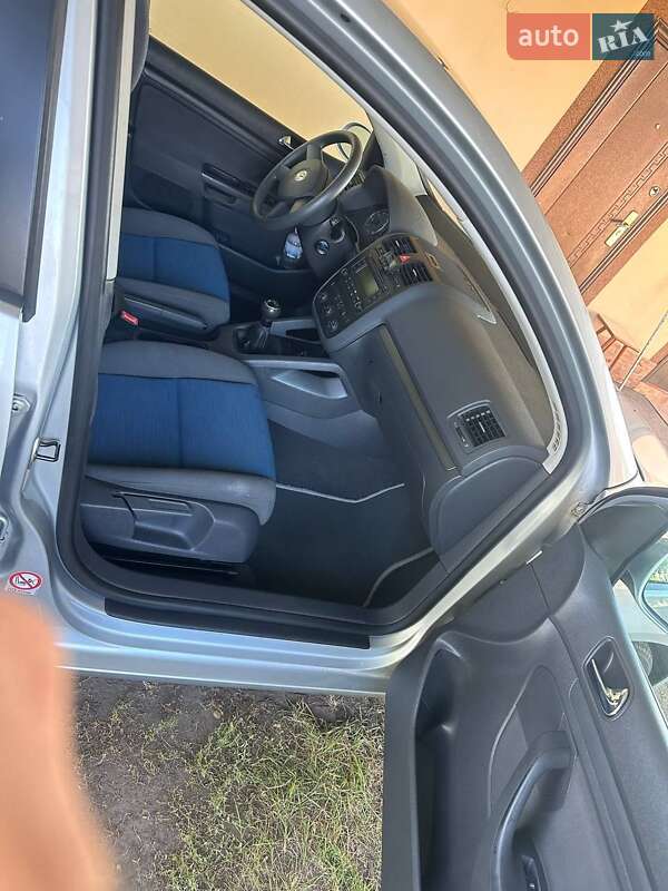 Хэтчбек Volkswagen Golf 2004 в Новомосковске