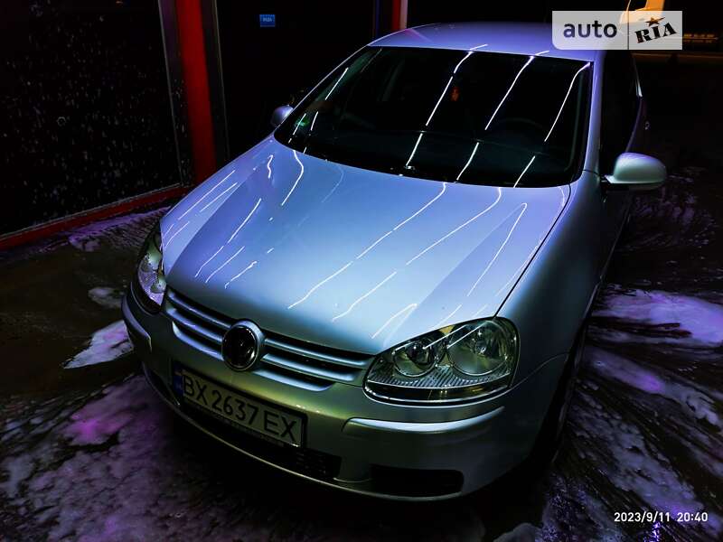 Хэтчбек Volkswagen Golf 2005 в 