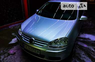 Хэтчбек Volkswagen Golf 2005 в 