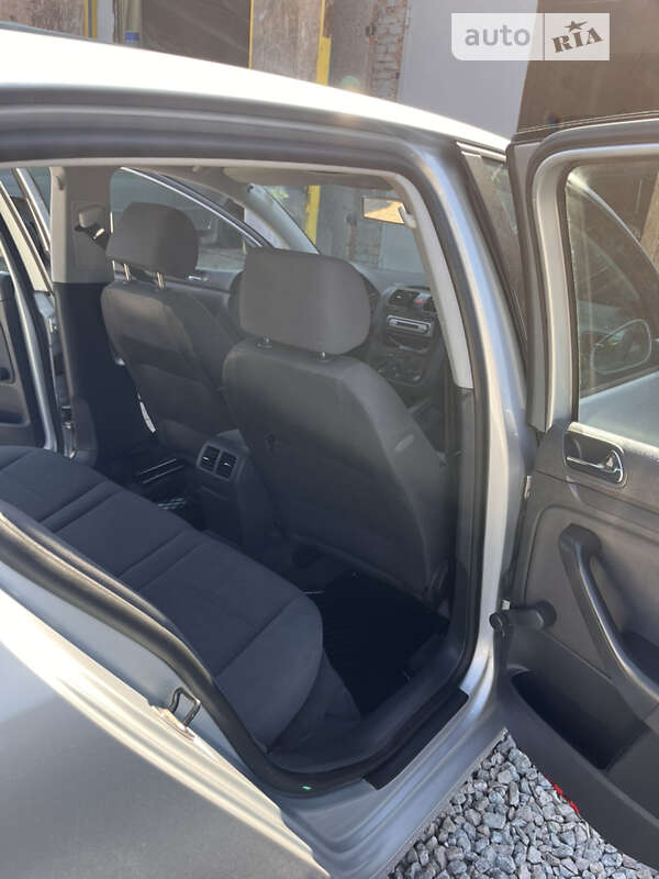 Хэтчбек Volkswagen Golf 2004 в Сумах