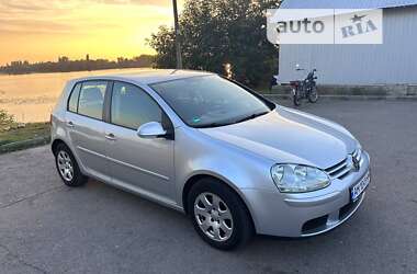 Хэтчбек Volkswagen Golf 2005 в 