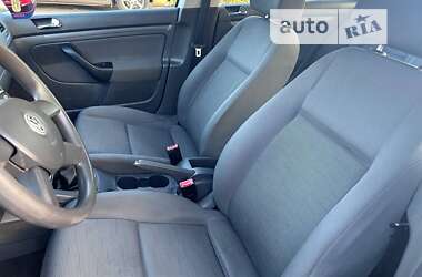 Хэтчбек Volkswagen Golf 2005 в 