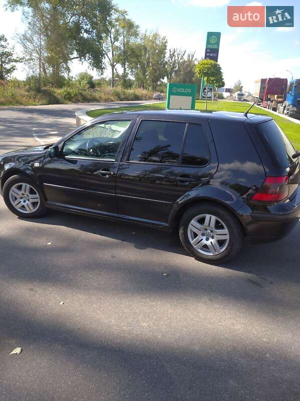 Хетчбек Volkswagen Golf 2001 в Чернівцях