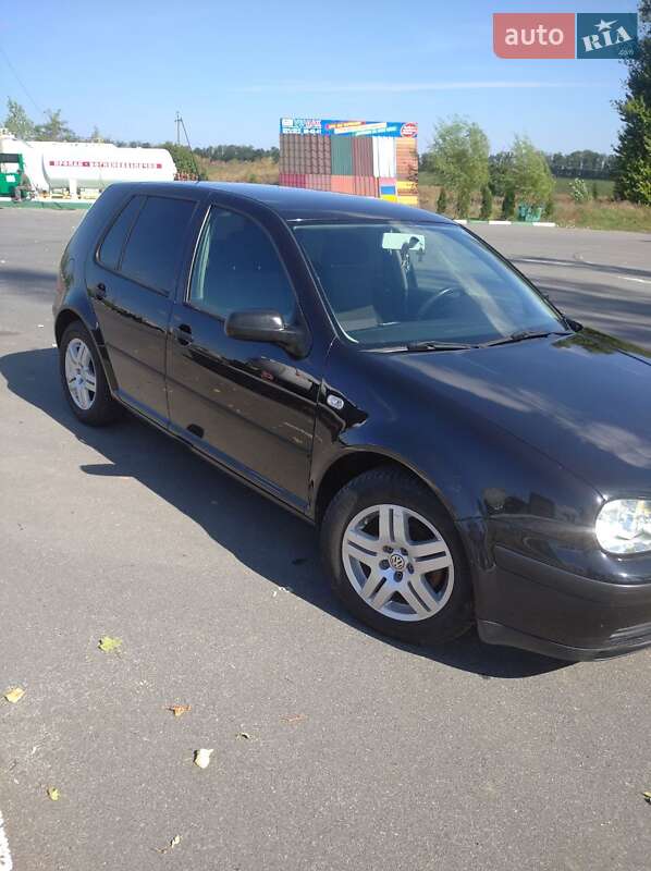 Хетчбек Volkswagen Golf 2001 в Чернівцях