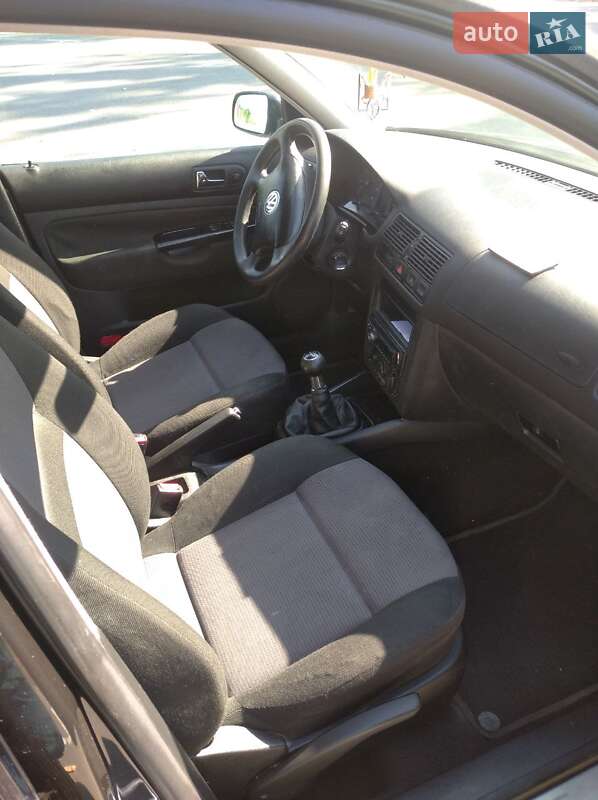 Хетчбек Volkswagen Golf 2001 в Чернівцях