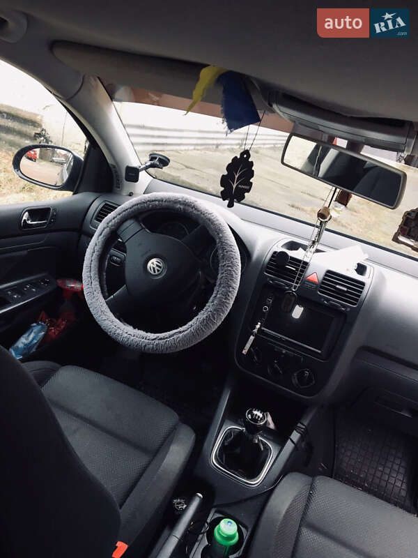 Хетчбек Volkswagen Golf 2004 в Тячеві