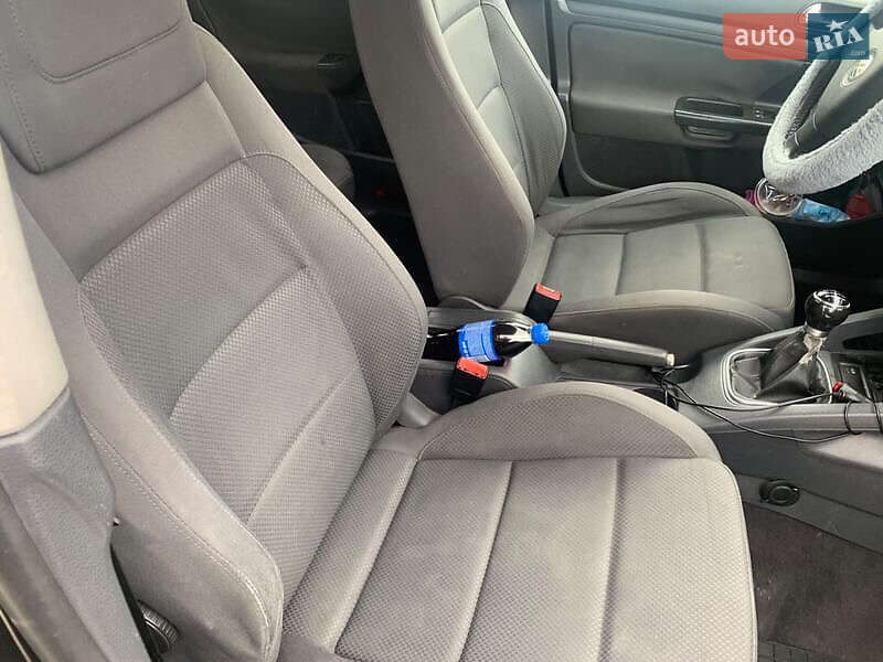 Хетчбек Volkswagen Golf 2004 в Тячеві