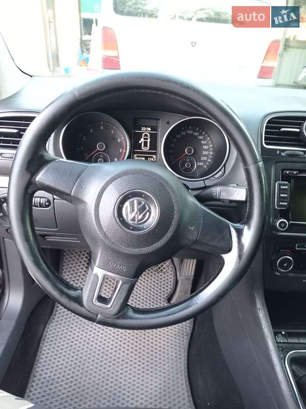 Хэтчбек Volkswagen Golf 2011 в Белозерке