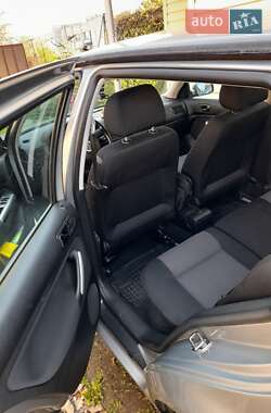 Хэтчбек Volkswagen Golf 2003 в 