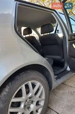 Хэтчбек Volkswagen Golf 2003 в 