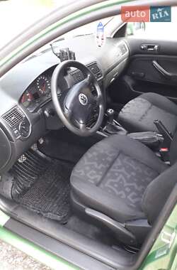 Хэтчбек Volkswagen Golf 1999 в 