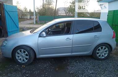 Хэтчбек Volkswagen Golf 2004 в Старой Синяве