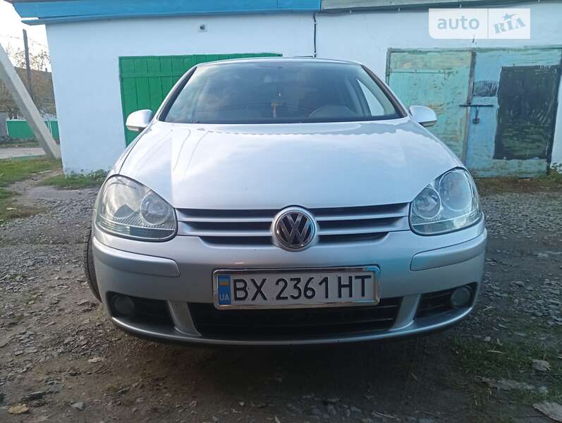 Хэтчбек Volkswagen Golf 2004 в Старой Синяве