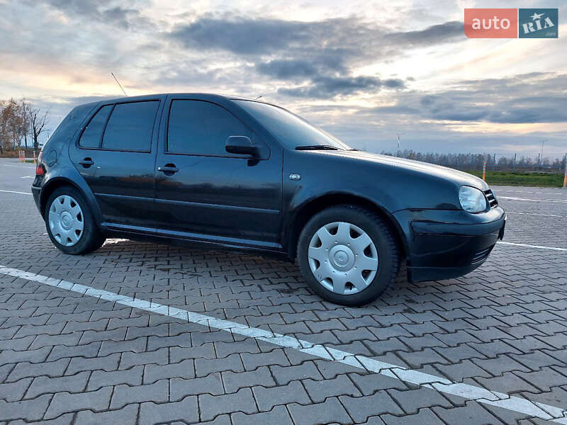 Хэтчбек Volkswagen Golf 2001 в Киеве