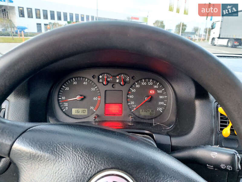 Хэтчбек Volkswagen Golf 2001 в Киеве