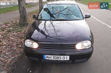 Хэтчбек Volkswagen Golf 2000 в 