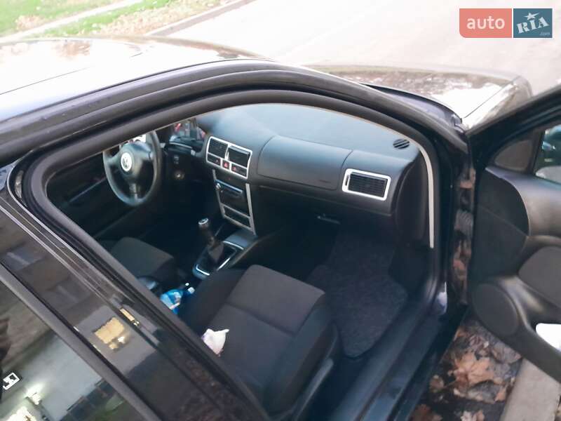 Хэтчбек Volkswagen Golf 2000 в Киеве