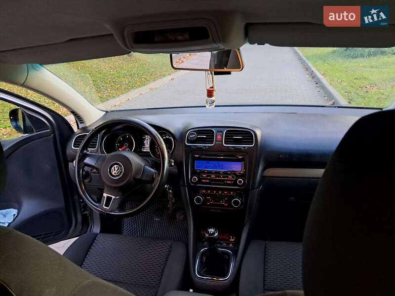 Хэтчбек Volkswagen Golf 2010 в Львове