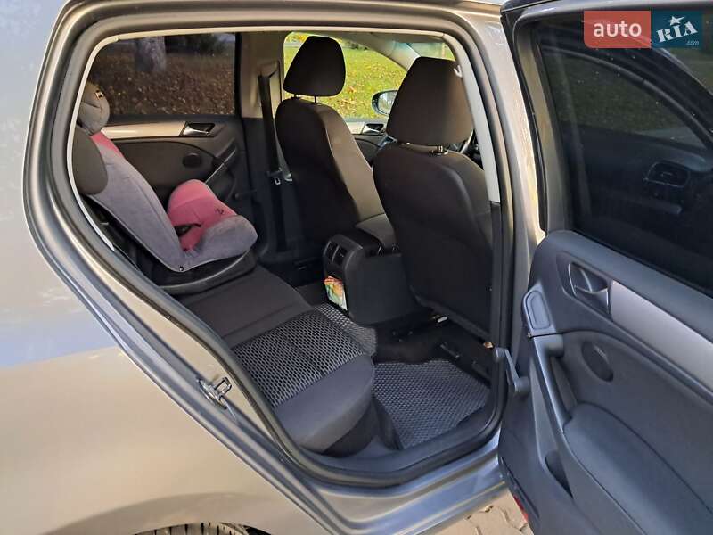 Хэтчбек Volkswagen Golf 2010 в Львове