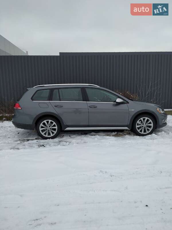 Універсал Volkswagen Golf 2017 в Києві