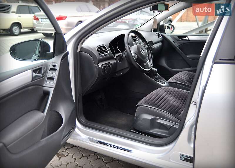 Хетчбек Volkswagen Golf 2012 в Чернівцях