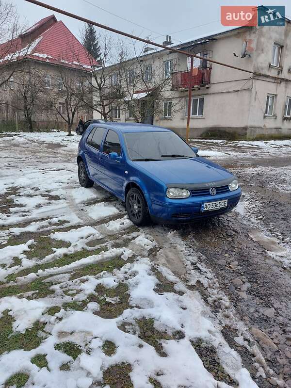Хетчбек Volkswagen Golf 2001 в Перечині