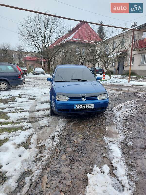 Хетчбек Volkswagen Golf 2001 в Перечині