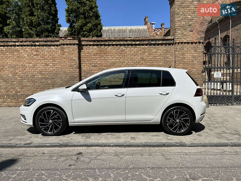 Хетчбек Volkswagen Golf 2020 в Чернівцях