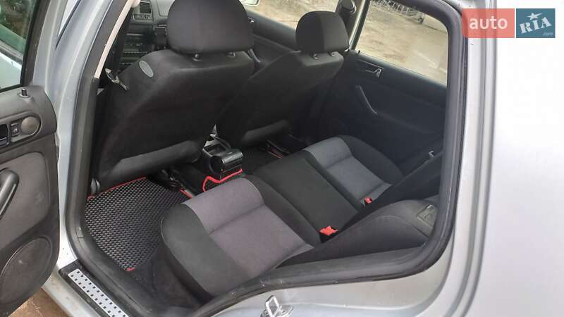 Хетчбек Volkswagen Golf 2002 в Чемерівцях