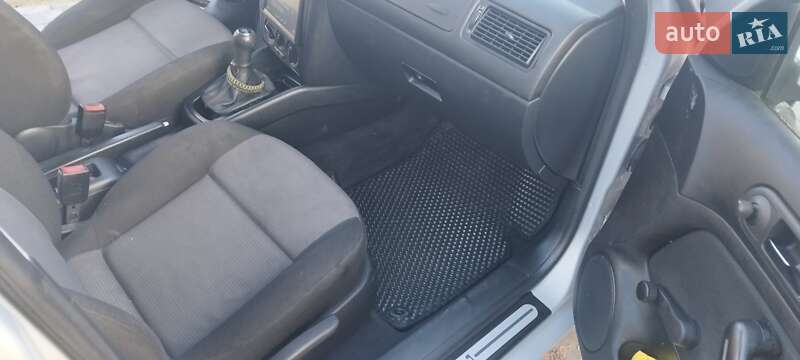 Хетчбек Volkswagen Golf 2000 в Чернівцях