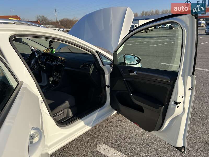 Универсал Volkswagen Golf 2018 в Ужгороде