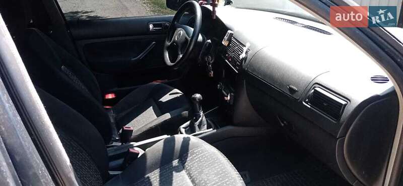 Хетчбек Volkswagen Golf 2001 в Чернівцях