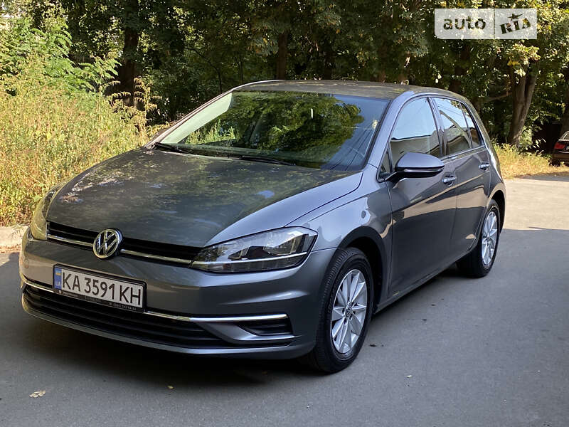 Хэтчбек Volkswagen Golf 2018 в Киеве