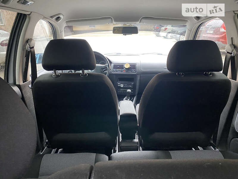 Хэтчбек Volkswagen Golf 2002 в Яворове