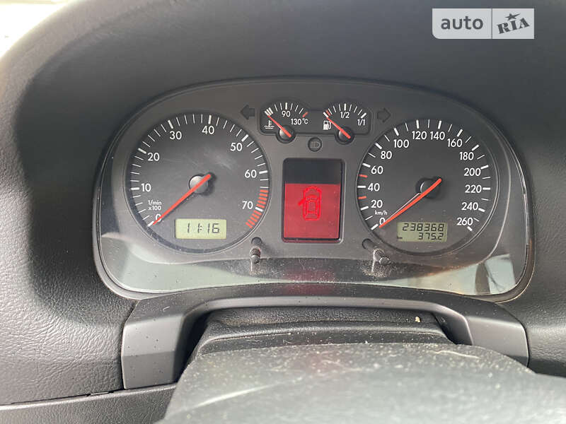 Хэтчбек Volkswagen Golf 2002 в Яворове