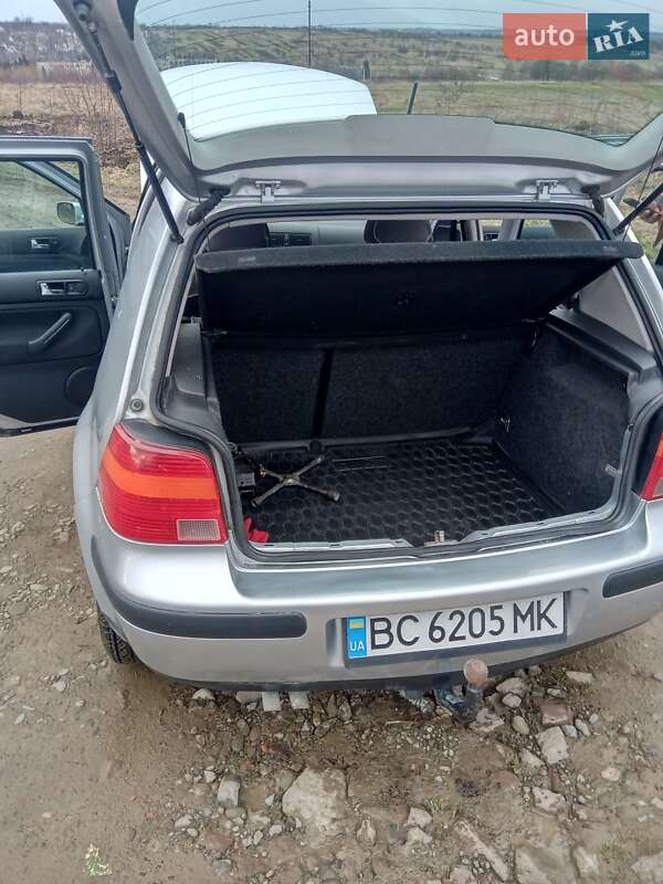 Хэтчбек Volkswagen Golf 2003 в Стебнику