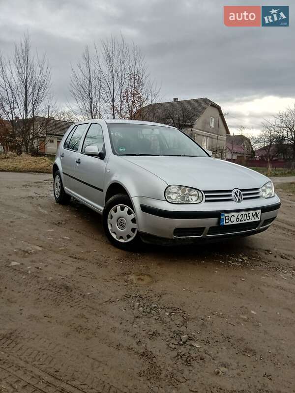 Хэтчбек Volkswagen Golf 2003 в Стебнику