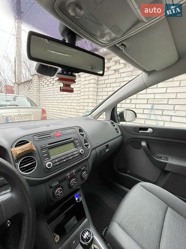 Хэтчбек Volkswagen Golf 2005 в Виннице