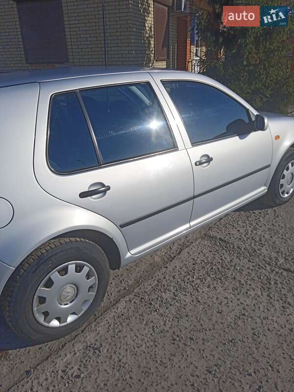 Хэтчбек Volkswagen Golf 1999 в Краснограде