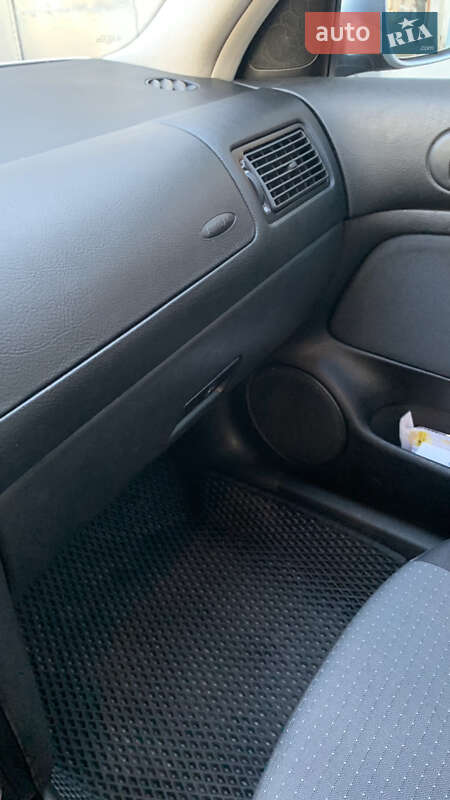 Хетчбек Volkswagen Golf 2003 в Зміїві