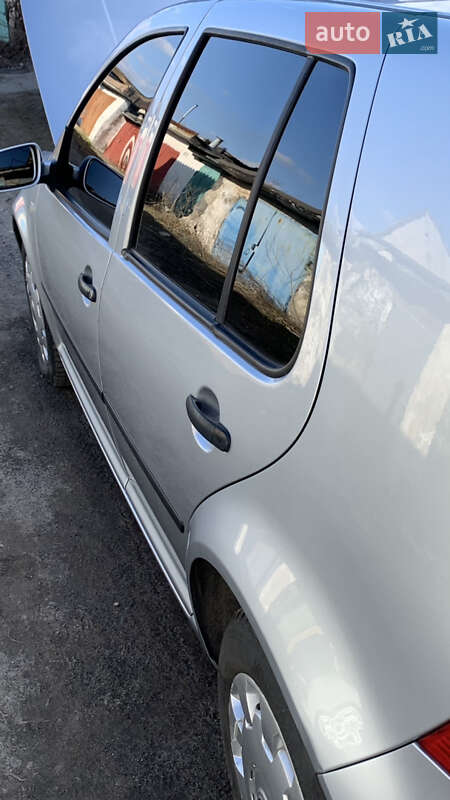 Хетчбек Volkswagen Golf 2003 в Зміїві