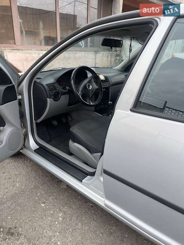 Хэтчбек Volkswagen Golf 1999 в Берегово