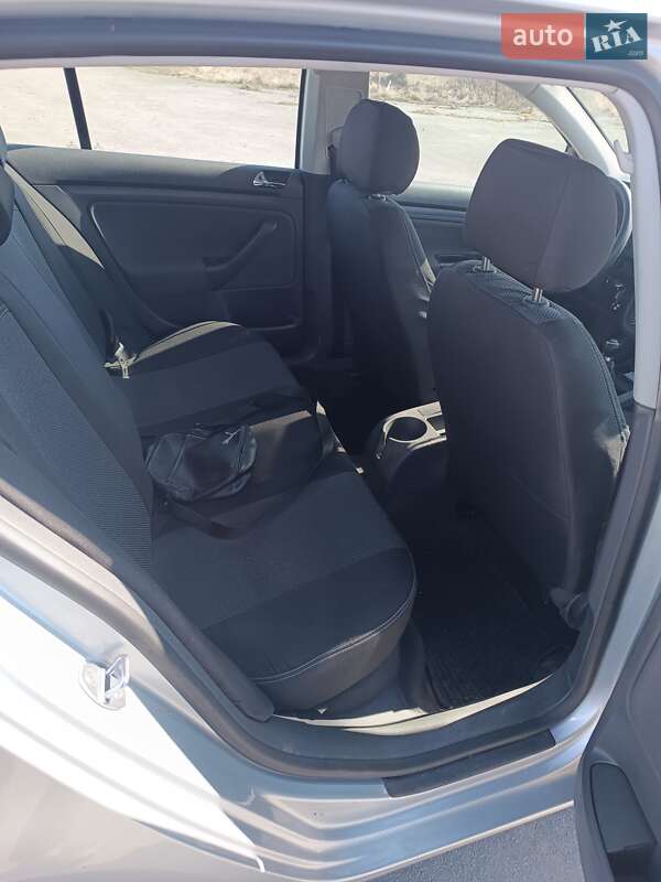 Хетчбек Volkswagen Golf 2005 в Звягелі