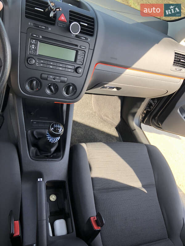 Хэтчбек Volkswagen Golf 2004 в Львове